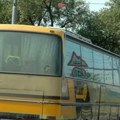 Kamenovan autobus sa hodočasnicima u južnom delu Kosovske Mitrovice
