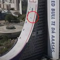 Brazilac izveo nemoguće i oborio dva svetska rekorda! Spustio se skejtbordom niz zgradu sa 70 metara visine