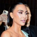 Zlatni korset i bujne grudi u prvom planu: Kim Kardašijan u nikad kraćoj haljini proslavila 45. rođendan i nikad bolje nije…
