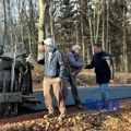 Nema stajanja ni po lošim vremenskim uslovima: Radovi na asfaltiranju lokalnog puta u Gornjim Branetićima u punom jeku (FOTO)