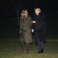 Na nogama "samo" 228.000 dinara: Melanija Tramp zimskim izdanjem bacila raskošnu dekoraciju Bele kuće u zapećak