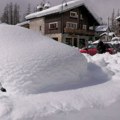 Neverovatne scene iz Evrope: Kuće i automobili nestali pod snegom, ljudi kopaju tunele do domova