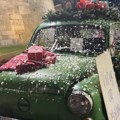 Automobili sa stotinama sijalica, okićeni kao praznične jelke, oduševili Nišlije: Na humanitarnom auto-skupu prikupljena…