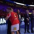 Prišao kraljici i zagrlio je! Pa, gde baš nju: Danski rukometaš se potpuno izgubio tokom dodele medalja