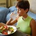 Gastroenterološkinja razbija mit: Da li treba da pijete vodu tokom obroka i kako to utiče na varenje