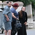 Jedva stoji na nogama, prijatelji je pridržavaju Mala Cana nema od bola, plače ispred bolnice u crnini i pominje Andriju…