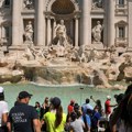 Najpoznatiju fontanu na svetu turisti pune milionima evra: Novac se vadi dva puta nedeljno, a evo gde završava