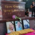 Ogroman broj Srba se oprašta od stradalih sunarodnika: Narod se okupio u Zvečanu, tuguje i pali sveće za poginulu braću…