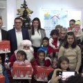 Mališanima u hraniteljskim porodicama novogodišnji paketići od Ministarstva