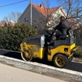 Grade trotoar ka zabrežju: Građevinske mašine rade punom parom u Ulici prote Mateje Nenadovića u Obrenovcu