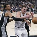 Denver šokantnim porazom od Spursa izgubio prvo mesto Zapada uz dabl-dabl Jokića, 13 poena Micića i Pokuševskog (VIDEO)