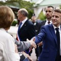 Prijevremeni izbori obili su se Macronu o glavu