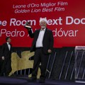 Ovacije od 18 minuta: Almodovarov film "The Room Next Door" osvojio Zlatnog lava na festivalu u Veneciji ( FOTO)