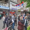 Novosađani protestuju ispred štandova SNS-a: Skandiraju i bacaju jaja, došla i policija (VIDEO)