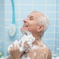Koliko puta nedeljno treba da se tuširaju stariji od 65 godina? FOTO