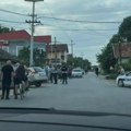 Udario čoveka kolima dok je sedeo ispred kafane: Užas kod Paraćina: Povređeni ostao zarobljen ispod vozila, vozač pobegao…