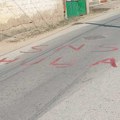 Ćacilend osvanuo u dvorištu crkve, ali i grafiti ‘dobrodošlice’ duž Vrtogoša