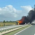 Zastoj na autoputu ka Beogradu, zapalio se kamion