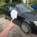 Ljudi masovno stavljaju beli peškir na retrovizor: Razlog je genijalan (video)