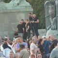 Skup i u Ćacilendu: Čuje se muzika, nabildovani i tetovirani muškarci u crnom stoje ispred Skupštine