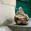 Rumunka koristila kamen kao držač za vrata - ispostavilo se da vredi milion evra