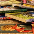 FOTO: U Galeriji Rajka Mamuzića prikupljeno više od 1.000 knjiga za decu bez roditeljskog staranja
