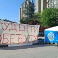 Студенти у Суботици делили налепнице, СНС прикупљао подршку, грађани потписивали петицију о вртићима