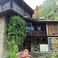 Smotra folklora u porti manastira kod Prizrena