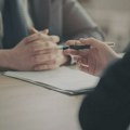Francuski zvaničnik godinama drogirao žene na razgovoru za posao, pa ih gledao kako uriniraju u javnosti ili po sebi