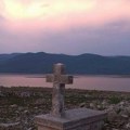 Veliko jezero se povuklo, iz vode izronio grob sa prezimenom Vučinić i brojem 1913: vidi se i nečija ograda