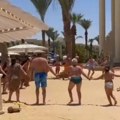 TURISTI IZ SRBIJE "ZAPALILI" HURGADU Zaigrali na plaži užičko kolo (VIDEO)