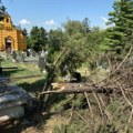 BILANS DVA DANA NEVREMENA U SREMSKIM KARLOVCIMA Oštećeni i spomenici na groblju (FOTO)