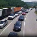 Gužva na granici sa crnom gorom: Nepregledna kolona vozila na graničnom prelazu Dobrakovo: Putnici stoje već sat vremena na…
