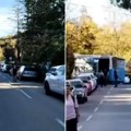 "Bahati i bezobrazni"! Snimak parkiranja razbesneo novosađane: Ne mogu da izađu iz dvorišta, autobusi ne prolaze ulicom