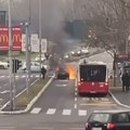 Buktinja nasred puta: Izgoreo automobil na Čukarici (video)