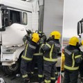 Drama! Posle sudara 2 kamiona i auta, vozač zarobljen u kabini: Vatrogasci sekli olupinu da dođu do povređenog! (foto)