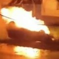 Auto se pretvorio u buktinju! Gori "alfa" na putu kod Obrenovca, vatra i dim iz haube izbijaju (VIDEO)