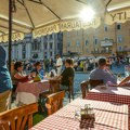 Očajnički traže konobare: Nude 300 evra svakome ko im nađe radnika