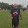 (Video) Sin Dragan počeo da igra fudbal: Glumac Nenad Okanović se pojavio na terenu u dresu, iznenadio mnoge