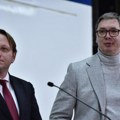 Vučić sa Varheljijem u Briselu: Informisao sam komesara o zabrinjavajućoj situaciji na KiM