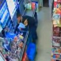 Ukrao pazar iz radnje u Novom Sadu! Kamera sve snimila: Kad je video da nema nikog, uzeo pare i pobegao (video)