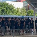 Opšti rat huligana PSŽ-a i Intera kod Alijanc arene na metro stanici: Letele baklje, topovski udari, stampedo…