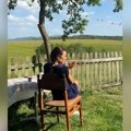 (Video) Sedi ispod drveta i pije rakiju: Dragana Mićalović otišla iz Beograda: Bez trunke šminke u šortsu pokazala kako…