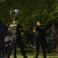 Protest u Kuli: Policijski kordon razdvaja okupljene građane od pristalica SNS-a