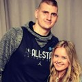 Supruga Nikole Jokića je beba sa čuvene fotografije koja u majčinom naručju beži od rata (foto)