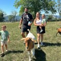 Mina i Jovan zamenili Beograd selom kod Kosjerića Kuću kupili uz pomoć konkursa: "Muzemo koze i pravimo sir" (Foto)