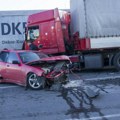 Uznemirujuće! Prva slika sa mesta nezgode kod Batajnice: Kola pod kamionom, tinejdžeri mrtvi