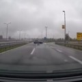 Pobogu, opet kontra smer! Isplivao šokantan snimak na auto-putu kod Novog Sada: U rikverc u pogrešnoj traci! (video)