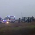 (Video) Poginule četiri osobe kod rume! Teška nesreća na auto-putu, kombi podleteo pod valjak