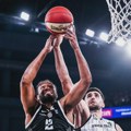 POLUVREME - Partizan posle kasnog paljenja vodi u Klužu
